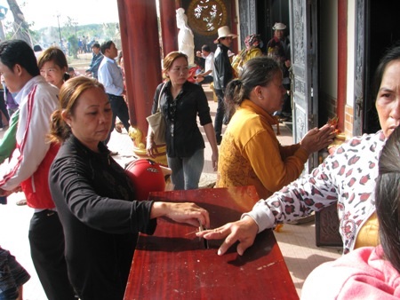 Chen chúc quanh tượng Bà cúng cầu may.