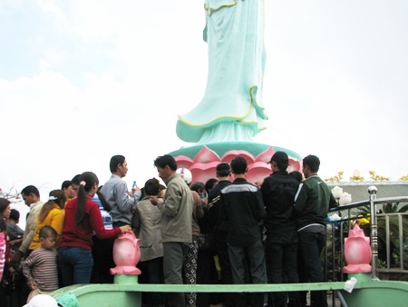 Chen chân chạm vào tượng Bà lấy lộc.