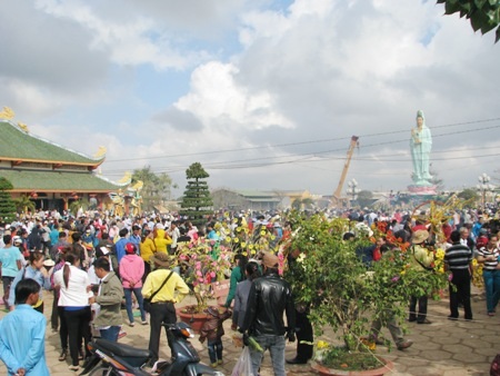 Chen chân chạm vào tượng Bà lấy lộc.