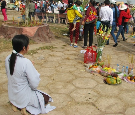 Nhiều người đến trễ, chen không nổi đã bày lễ vật ra cúng từ xa.