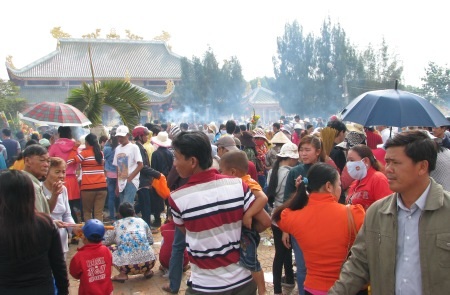 Chen chân chạm vào tượng Bà lấy lộc.