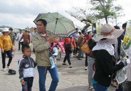 Đội nắng đi vía Bà cầu may.