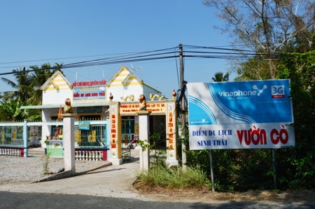 Cổng vào vườn cò Tân Long.