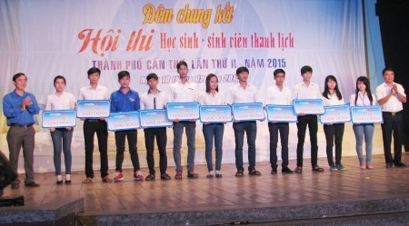Trao học bổng cho các sinh viên Cần Thơ.