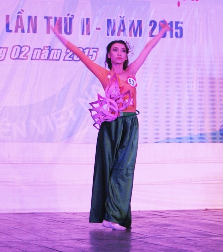 Nữ sinh Huỳnh Mộng Kha biểu diễn múa sen.