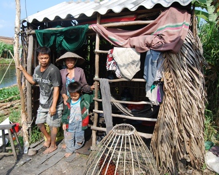 Gia đình anh Nguyễn Văn Huyện đang sống trong căn nhà rách nát ở huyện U Minh, tỉnh Cà Mau.