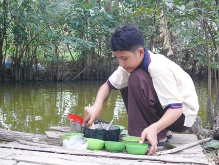 Ngoài việc học, em Hiếu còn phụ giúp gia đình.