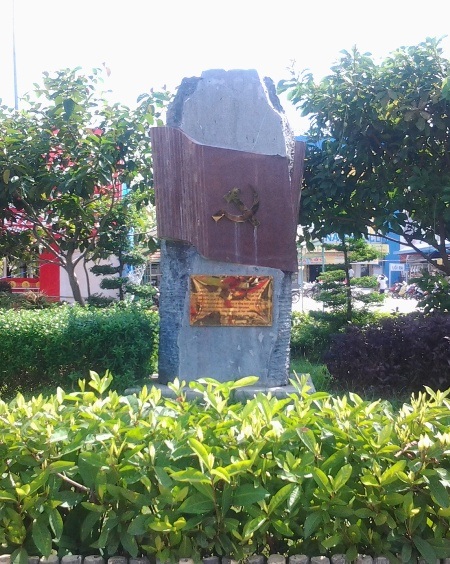 Bạc Liêu: Du lịch về “địa chỉ đỏ” - 1 Bia tưởng niệm nơi treo lá cờ Đảng đầu tiên tại Bạc Liêu (phường 3, TP Bạc Liêu).
