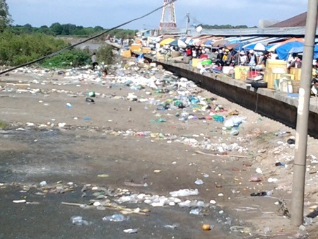 Bạc Liêu: Du khách ngao ngán cảnh rác "bủa vây" kín bãi biển - 2 Dày đặc rác quanh bờ kè nhìn từ cầu dẫn phía bên phải.