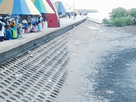 Rác "bủa vây" bãi biển Bạc Liêu: Bãi biển đã thông thoáng hơn - 3 Phía bên trái cầu dẫn ngày 2/3...