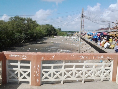 Rác "bủa vây" bãi biển Bạc Liêu: Bãi biển đã thông thoáng hơn - 1 Bên phải cầu dẫn chụp ngày 2/3...