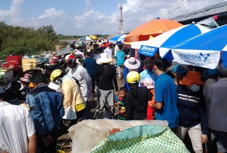 Đông đảo khách đến thăm quan, mua bán tại chợ thủy sản ven biển Bạc Liêu.