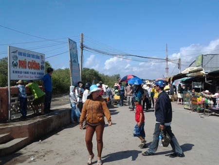 Phía trước khu chợ thủy sản.