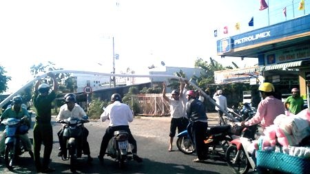 Người dân nỗ lực dập lửa cứu cây xăng - 1 Khu vực cây xăng bị đám cháy đe dọa.
