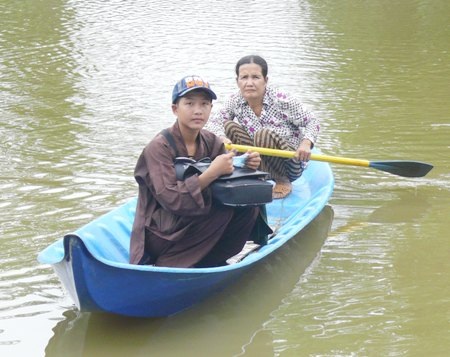 Đi học rất khó khăn nhưng em vẫn cố gắng vượt qua.