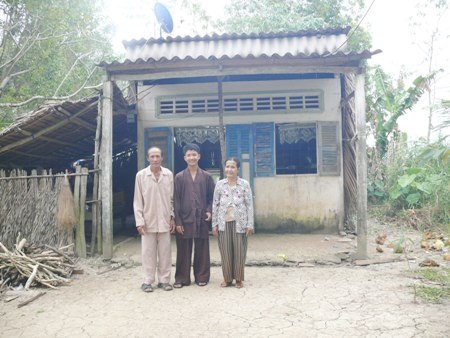 Hiếu và cha mẹ trước căn nhà nhỏ cũ kỹ ở ấp Rạch Cui, xã Khánh Bình, huyện Trần Văn Thời, Cà Mau.