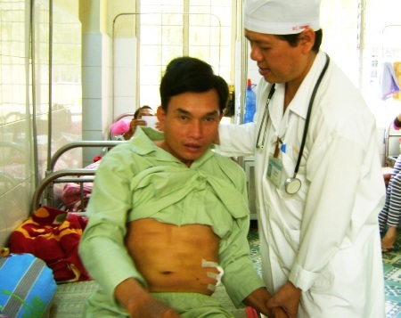 Bác sĩ thăm khám bệnh nhân Minh sau phẫu thuật.