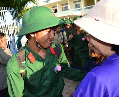 Bịn rịn chia tay gia đình. (Ảnh: Cao Xuân Lương)