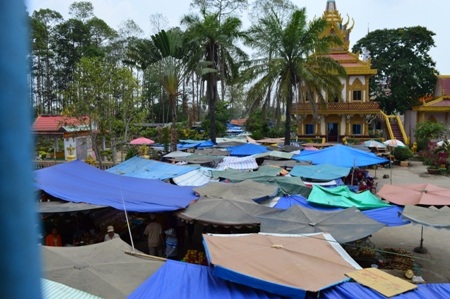 Hàng quán lộn xộn ngay trước chánh điện chùa.