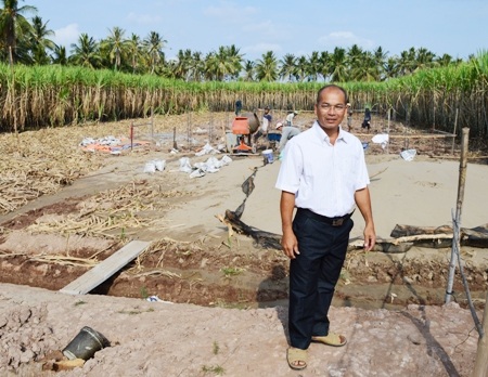 Thầy Trương Văn Nhỏ trên phần đất mà thầy hiến tặng xây trường.