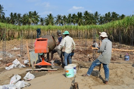 Các công nhân đang tích cực xây dựng để sớm đưa vào khánh thành trường mới.