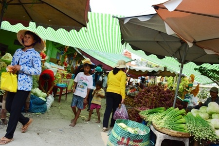 Bày bán đủ thứ hàng hóa lấn cả lối đi.