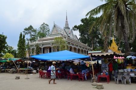 Hàng quán lộn xộn ngay trước chánh điện chùa.
