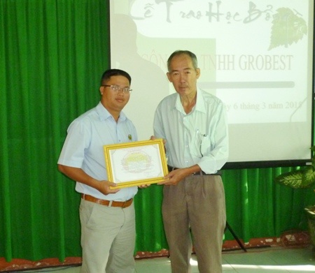 Grobest cùng Quỹ KHVN và báo Dân trí trao học bổng đến học sinh nghèo Sóc Trăng - 6 Học sinh Trường THCS Lạc Hòa nhận học bổng Grobest.