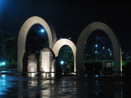 Biểu tượng kết nghĩa Bạc Liêu - Ninh Bình lung linh về đêm.