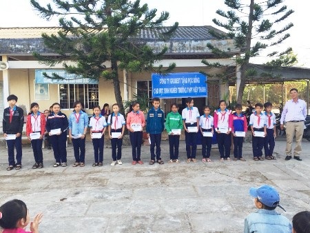 Quỹ Khuyến học Việt Nam phối hợp báo Dân trí và Grobest trao học bổng đến với học sinh nghèo Bạc Liêu, Cà Mau - 4 Trao học bổng Cty Grobest tại Trường THPT Hiệp Thành.