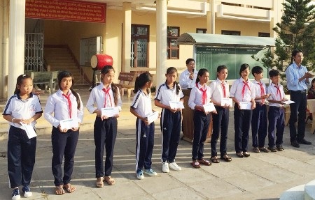 Học sinh Trường THCS Thuận Hòa nhận học bổng Grobest.