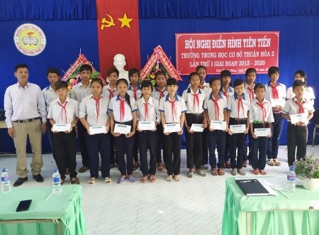 Quỹ Khuyến học Việt Nam phối hợp báo Dân trí và Grobest trao học bổng đến với học sinh nghèo Bạc Liêu, Cà Mau - 6 Trao học bổng Grobest cho học sinh Trường THCS Thuận Hòa 2.