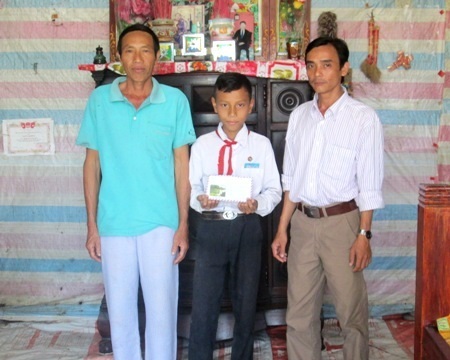 Đại diện nhà trường đến tận nhà hỗ trợ cho các em học sinh nghèo.