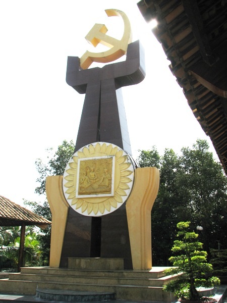 Trung tâm của Khu di tích là Bia tưởng niệm.