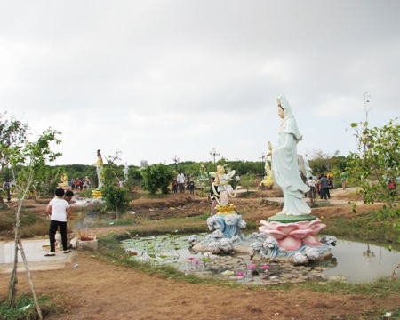 Hàng chục tượng Phật Bà trông như một mê cung nhà Phật.