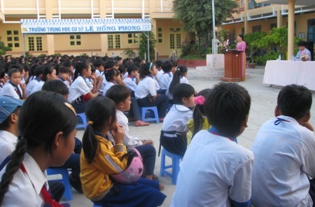 Học sinh tập trung nghe cô Hiệu trưởng đánh giá những vấn đề được và chưa được tuần qua.