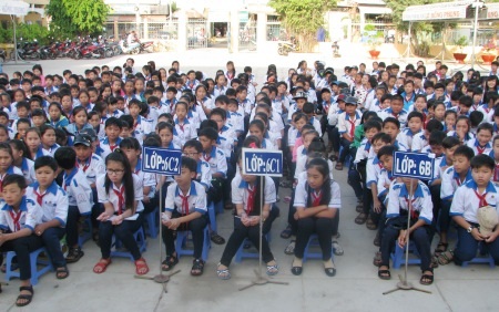 Ấn tượng tiết chào cờ đầu tuần ở một trường trung học miền Tây