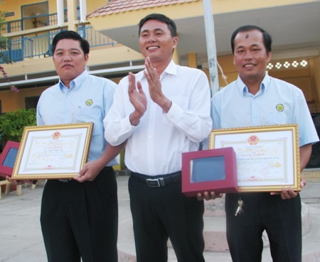 Học sinh Trường THCS Lê Hồng Phong nhận học bổng của Cty Grobest.