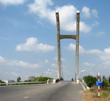 Cầu Trang An nổi bật bắc qua kênh 30/4.