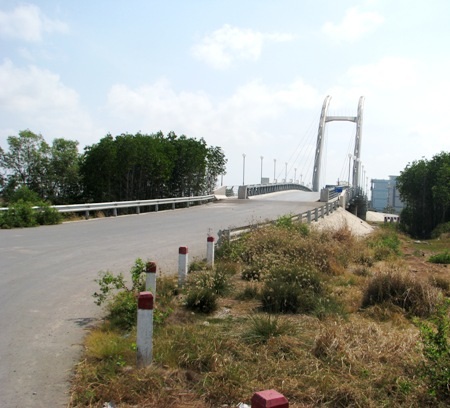 Cầu Trang An nổi bật bắc qua kênh 30/4.