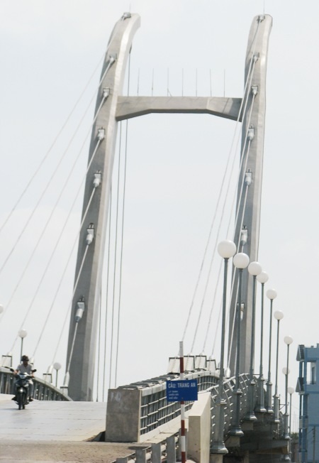 Cầu Trang An nổi bật bắc qua kênh 30/4.