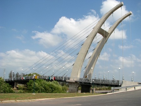 Cầu Trang An nổi bật bắc qua kênh 30/4.