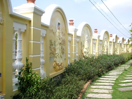 Hàng rào trong và ngoài bao quanh chùa ấn tượng với các hình tượng Phật được khắc ngay trên tường.