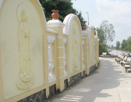 Hàng rào trong và ngoài bao quanh chùa ấn tượng với các hình tượng Phật được khắc ngay trên tường.