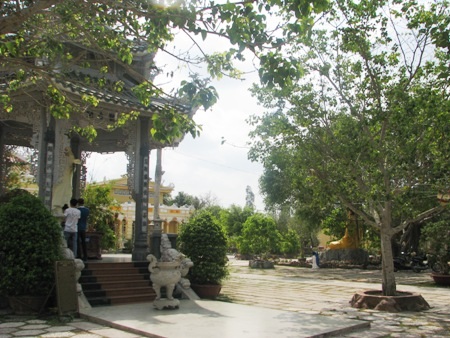 Tĩnh lặng với hồ sen, cây xanh phủ khắp khuôn viên chùa. 