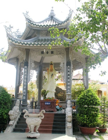 Nổi bật với những bức tượng Phật khổng lồ.