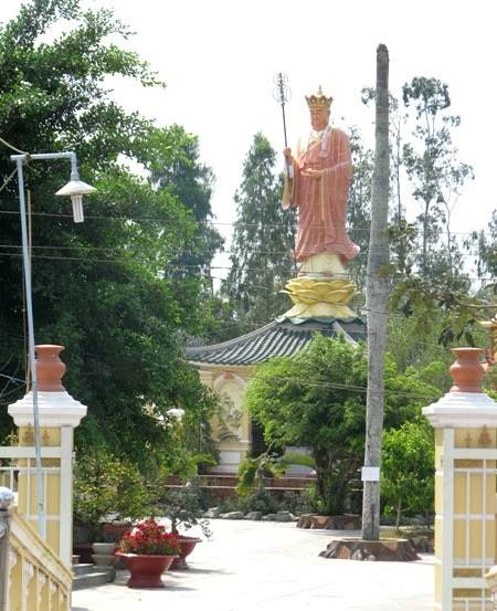 Nổi bật với những bức tượng Phật khổng lồ.