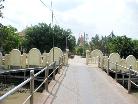 Một cây cầu nối tuyến đường vào ngay cổng chính của chùa.