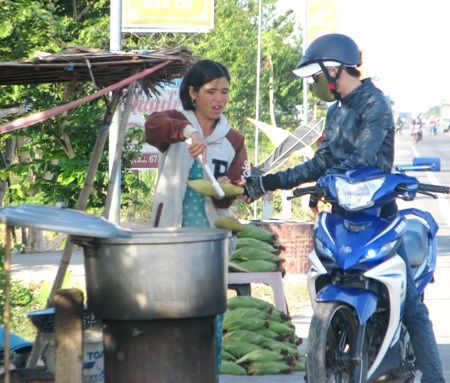 Bán bắp (ngô) ăn liền tại chỗ cho khách phương xa. Khách cũng có thể mua bắp tươi mang về nhà.