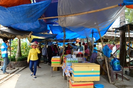 Hàng quán lộn xộn ngay trước chánh điện chùa.